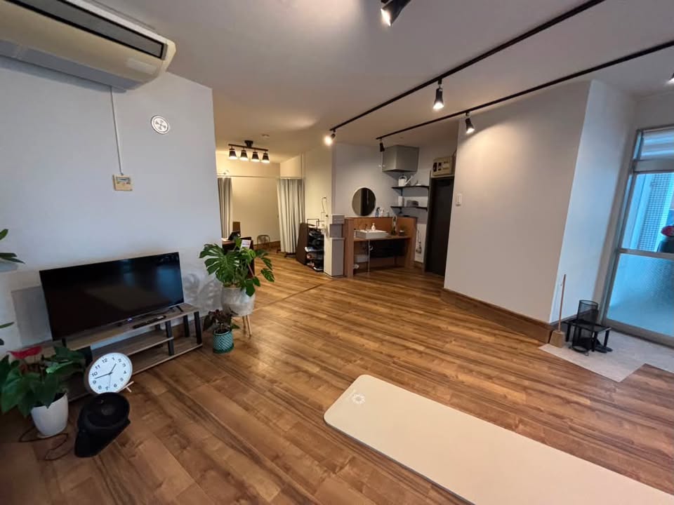HOME BASEのくつろぎスペース。観葉植物と自然光のアットホームな空間